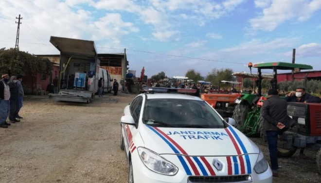 Mersinin Tarsus ilesinde seyyar ara muayene istasyonu, ile jandarma trafik timleri koordinesiyle traktrlerin muayene ilemlerini sosyal mesafeli yapyor.