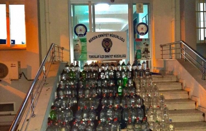 Mersinde polisin yapt operasyonda, 212 adet ie iinde 537,5 litre sahte alkol ele geirildi.