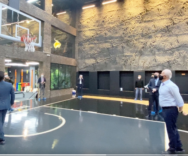 Mersin Yeniehir Belediyesi ukurova Basketbol takmn ziyaret eden Akdeniz Belediye Bakan M. Mustafa Gltak, Yeniehir Belediye Bakan Abdullah zyiite meydan okudu.